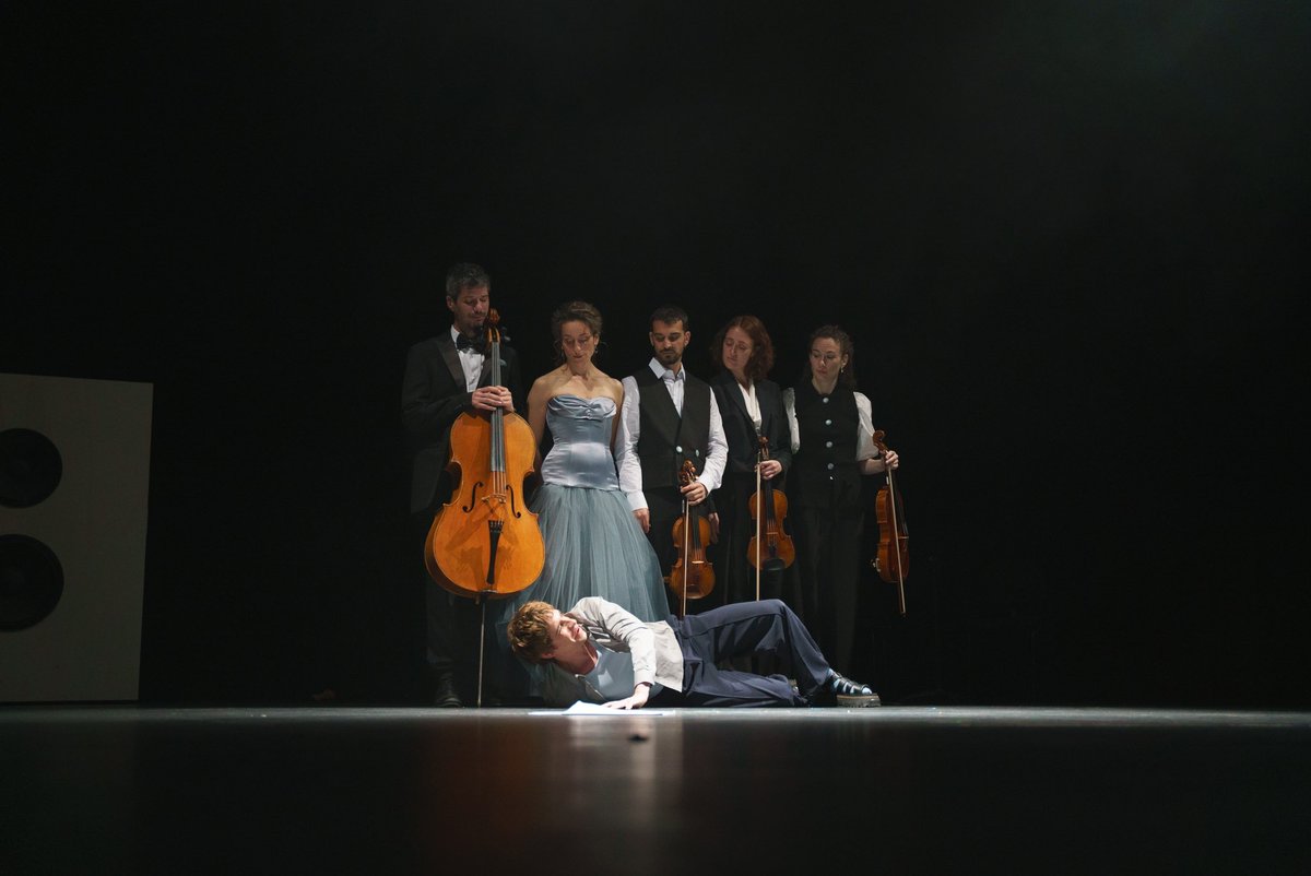 💐 AVUI nit d’estrena! 💐

‘Los que estau amb lo front núvol, los que teniu lo cor trist’ 👉 Una peça poètica amb textos de Jacint Verdaguer creada per Roger Vila.

📌 Dv. 16.05 - 20 h📌

🎟️ Entrades aquí: tuit.cat/N5Snv

#15aniversari #producciópròpia