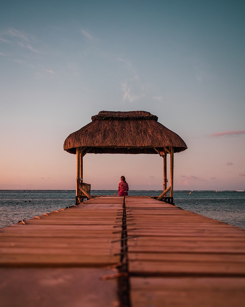 mon_ilemaurice's tweet photo. Le soleil se lève lentement sur l’océan, peignant le ciel de nuances dorées, roses et orangées… Un moment suspendu, entre silence, lumière et magie. ✨

📸 @byvanrhyn

#ilemaurice #discovermauritius #mauritiusexplored #mauritiusnow #sunrise #instantsmagiques https://t.co/PhDeUVS1wC