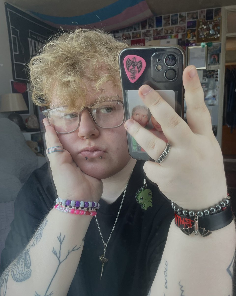 deadintheparty's tweet photo. wishing you all a very happy #ukytselfieday!! <3 https://t.co/IVHgUMqVOJ