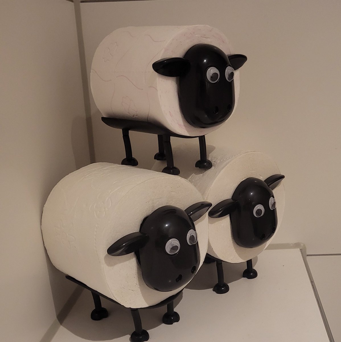Eigenlijk te lullig, maar ik ben helemaal happy met m'n nieuwe vrienden in de badkamer!😂🤗😋🐑 #FridayVibes #sheep #toilet #happy