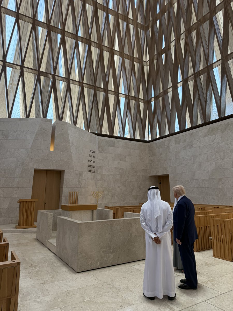 MargoMartin47's tweet photo. President @realDonaldTrump standing in the Synagogue at Abrahamic Family House 🇺🇸🇦🇪 https://t.co/8bg0CQqQ5g