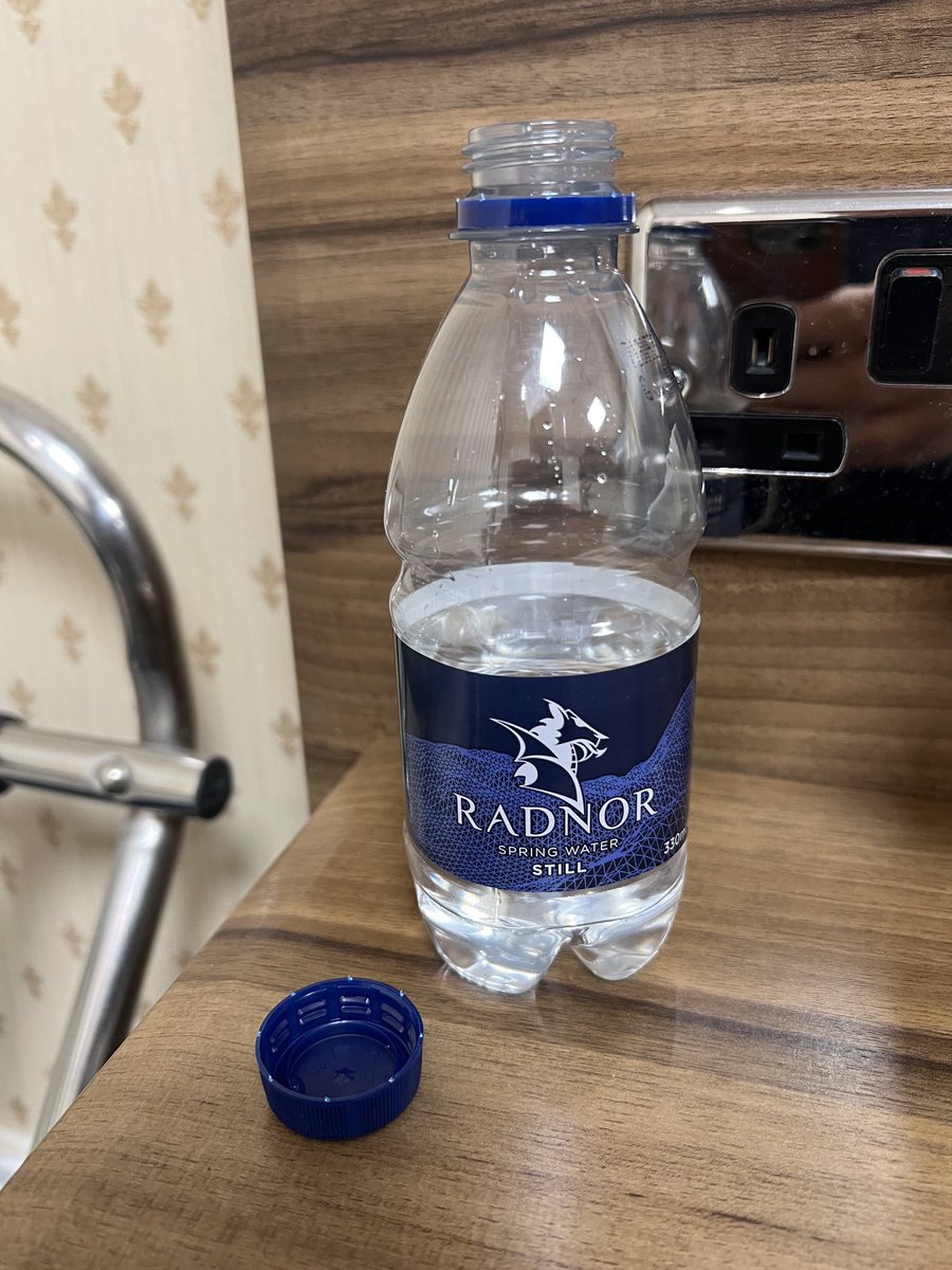 Het vrije Verenigd Koninkrijk, waar aan plastic flessen nog geen dopjes kleven.