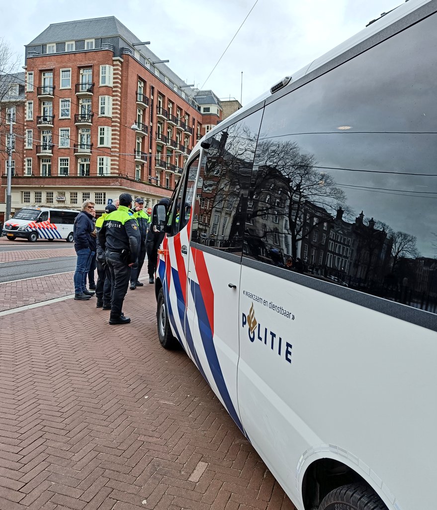 maartenbrink's tweet image. 1. De kritiek dat de aanwezigheid van de Mobiele Eenheid (ME) als een provocatie kan worden ervaren, is niet nieuw. Die aanname geldt echter niet alleen voor de ME, maar voor de gehele politieorganisatie.
#politie #politiewerk #steundepolitie