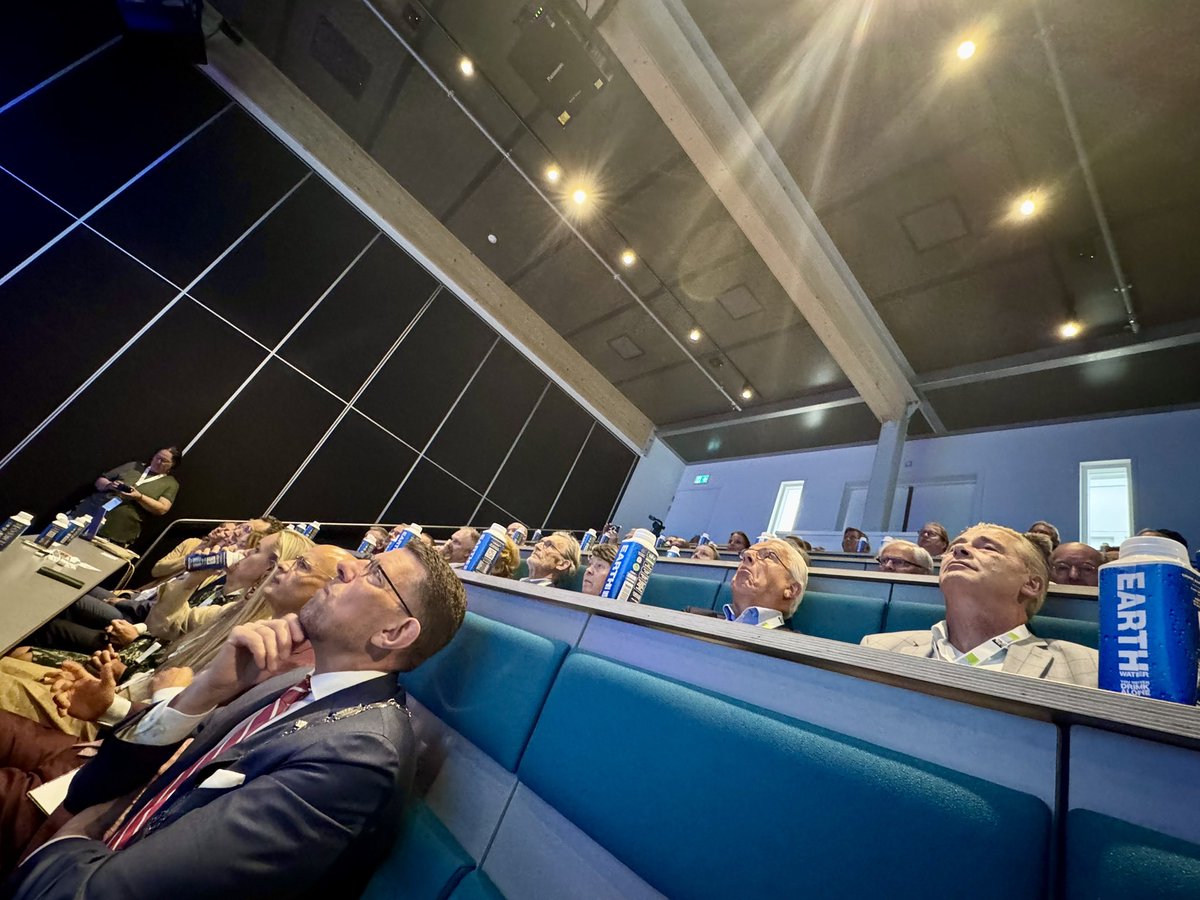 Vanmorgen was ik te gast bij het voorjaarscongres van de <a href="/VZHG_secr/">VZHG - Vereniging van Zuid-Hollandse Gemeenten</a> in <a href="/GemWestland/">Gemeente Westland</a>. Een waardevolle partner om de ambities van onze 50 gemeenten te realiseren. Na een openingswoord vond de laatste ALV plaats onder voorzitterschap van burgemeester <a href="/JolandaDeWitte/">Jolanda de Witte</a>. Zij werd
