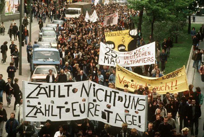 16.05.87, Berlin: Demonstration gegen die Volkszählung mit ca. 12.000 Teilnehmer*innen in Berlin.