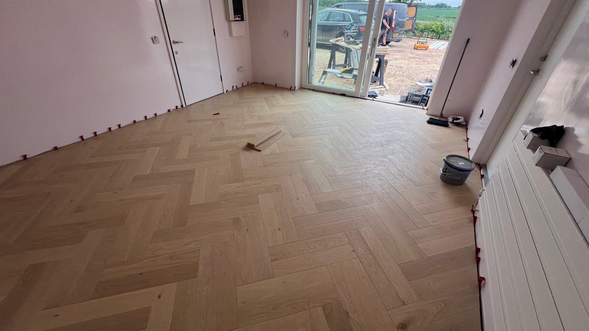 CountyGroupUK's tweet image. Take a look at this Herringbone engineered flooring, supplied by our Tetbury branch and expertly installed by our long-standing customer, Tim Hall at TMA Solutions. Another fantastic transformation! 👏 

#HerringboneFlooring #Herringbone #Tetbury