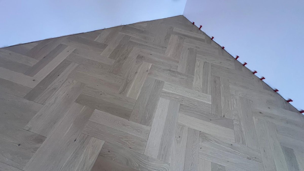 CountyGroupUK's tweet image. Take a look at this Herringbone engineered flooring, supplied by our Tetbury branch and expertly installed by our long-standing customer, Tim Hall at TMA Solutions. Another fantastic transformation! 👏 

#HerringboneFlooring #Herringbone #Tetbury