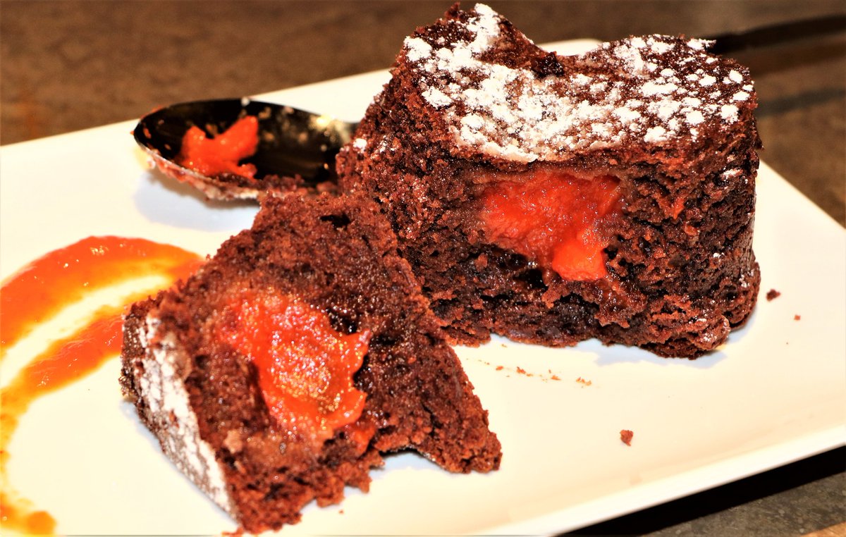 What up X ? 
Chocolat noir feat. Poivron Rouge... hit de l'été 
#patisserie #CotedAzurFrance