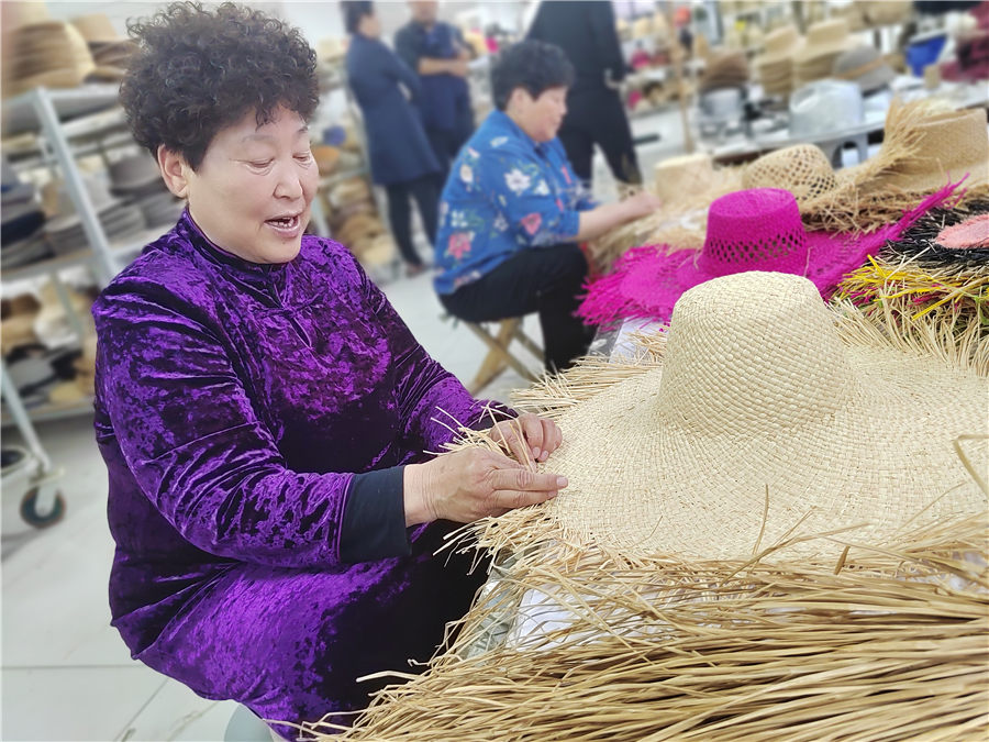 LinyiOfficial's tweet photo. 👒Traditional straw hats from #Linyi in East China's #Shandong province are becoming fashionable and globally popular.

With a history of over 200 years, ✨the local Langya grass weaving technique is now a provincial intangible cultural heritage item. #MadeInLinyi #OpenLinyi https://t.co/6drQH0fgzX