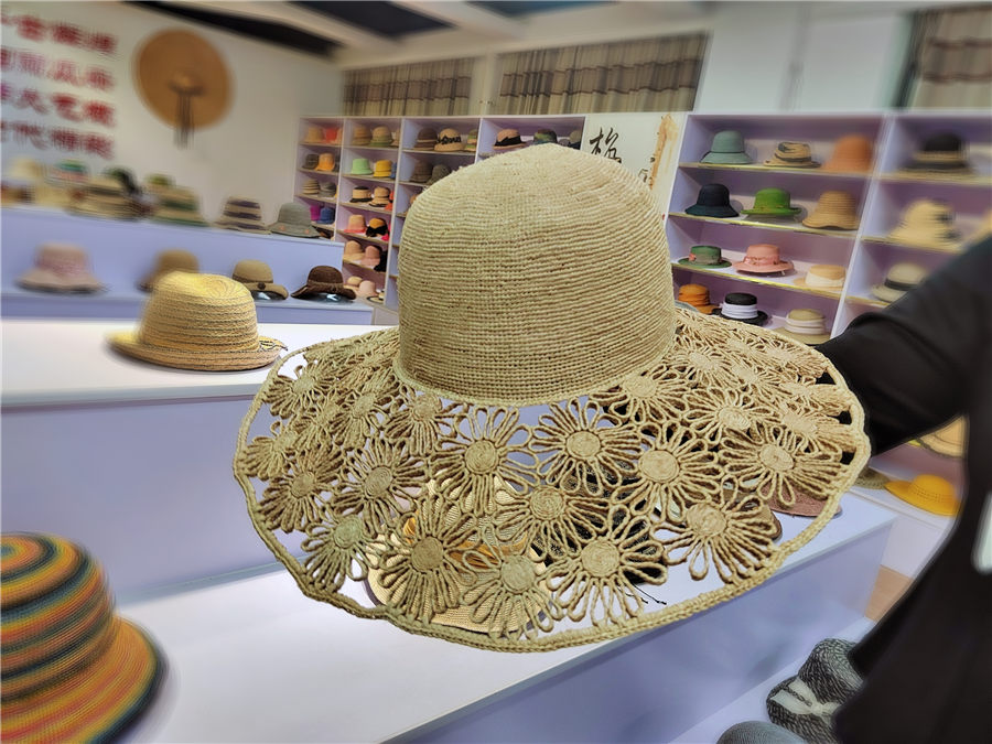 LinyiOfficial's tweet photo. 👒Traditional straw hats from #Linyi in East China's #Shandong province are becoming fashionable and globally popular.

With a history of over 200 years, ✨the local Langya grass weaving technique is now a provincial intangible cultural heritage item. #MadeInLinyi #OpenLinyi https://t.co/6drQH0fgzX