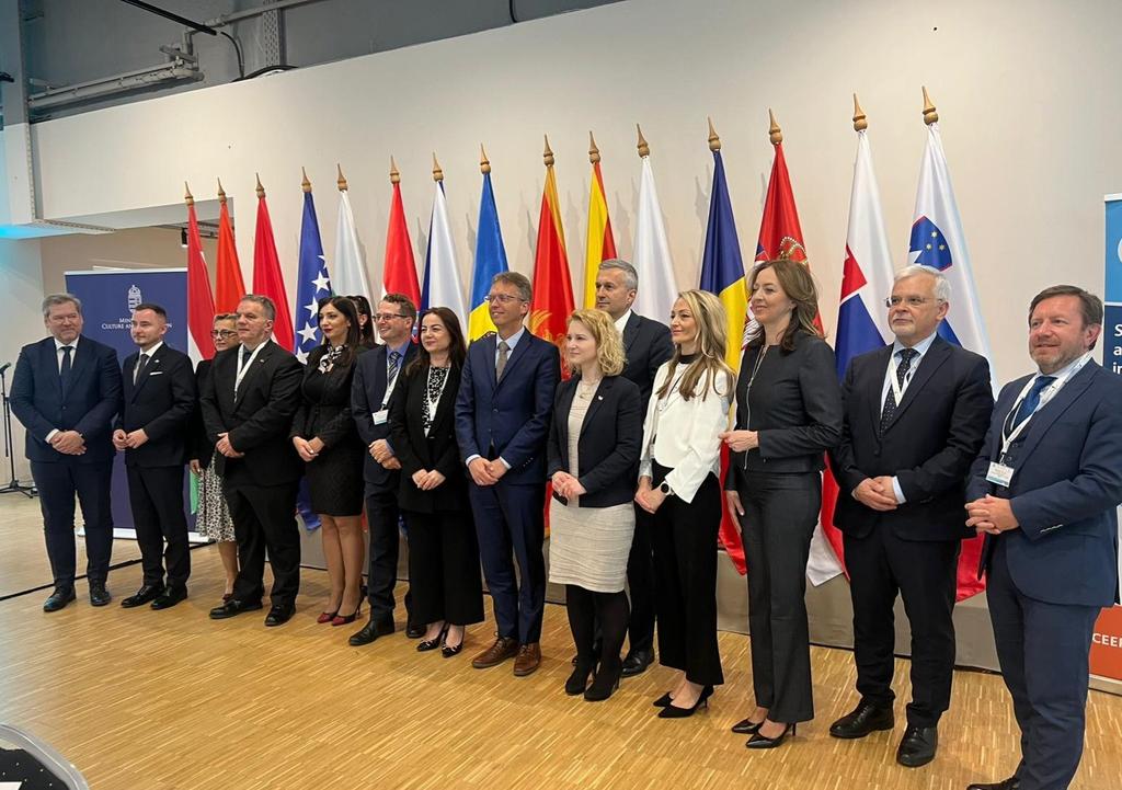MCP_BiH's tweet photo. Ministrica civilnih poslova 🇧🇦 #DubravkaBošnjak sudjelovala je na 24. sastanku Zajedničkog vijeća #ministara Centralnoevropskog programa razmjene za sveučilišne studije (#CEEPUS), koji je održan u Budimpešti.
🇧🇦 🤝 🇸🇰 🇸🇮 🇲🇰 🇭🇷 🇷🇸 🇧🇬 🇲🇩 🇵🇱 🇷🇴 🇲🇪 🇦🇱 🇦🇹 🇨🇿 🇭🇺 

"CEEPUS ima poseban značaj za Bosnu i Hercegovinu 🇧🇦 kao jedini multilateralni program za međunarodnu #razmjenu u kojem Bosna i Hercegovina ima punopravni status. Stoga nas posebno raduje zajedničko opredjeljenje za nastavak realizacije Programa."