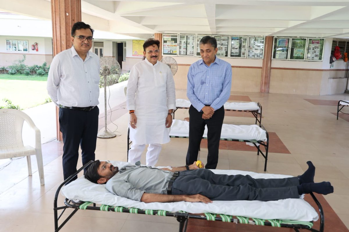 ૧૬ - મે નડીઆદ દિન નિમિત્તે મહાનગરપાલિકા દ્વારા  ધર્મસિંહ દેસાઈ યુનિવર્સિટી ખાતે બ્લડ ડોનેશન કેમ્પનું આયોજન  કરવામાં આવ્યું. જેમાં માન. સાંસદશ્રી, માન. ધારાસભ્યશ્રી, માન. જિલ્લા કલેકટરશ્રી અને વહીવટદારશ્રી, માન. કમિશનરશ્રી, નાયબ મ્યુનિ. કમિશનરશ્રી તેમજ અધિકારીશ્રીઓએ ઉત્સાહ પૂર્વક