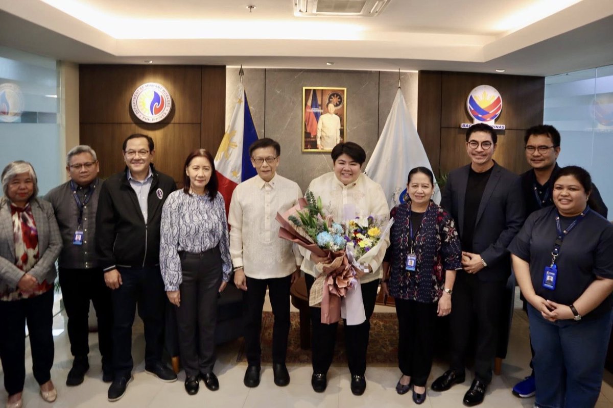 News5PH's tweet image. Pormal nang nanumpa si Patricia Yvonne Caunan bilang bagong administrator ng Overseas Workers Welfare Administration #OWWA ngayong Biyernes, May 16.

Pinangunahan ni #DMW Sec. Hans Leo Cacdac ang oathtaking. #News5

📸: DMW