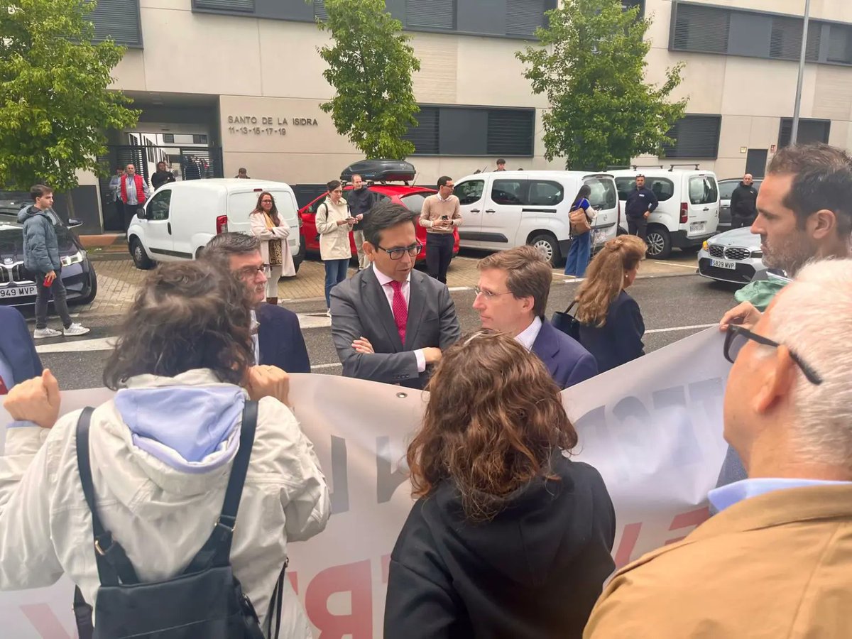 ASVEYCO's tweet photo. CONCENTRACIÓN ORGANIZADA POR LA ASOCIACIÓN DE VECINOS DURANTE LA VISITA A NUESTRO BARRIO EL ALCALDE DE MADRID: https://t.co/YpA2viMoQq https://t.co/tiDqkG3XG0