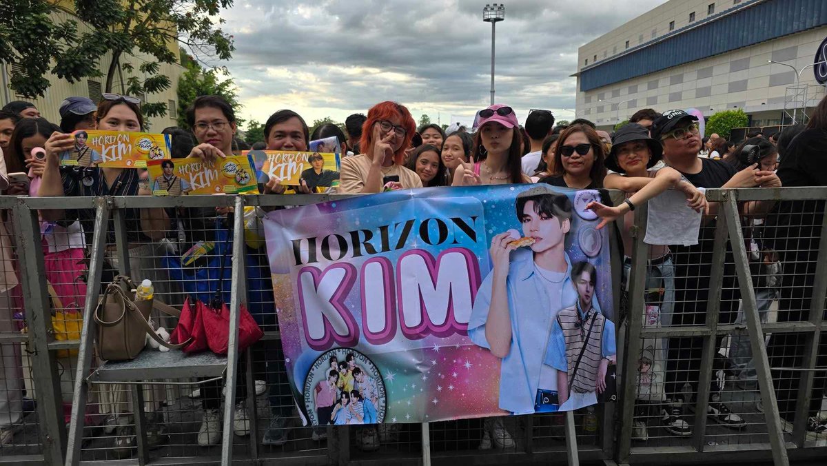 Kimchis Army and KIMmunities spotted on Cast Away at SM Baliwag—ready to cheer loud for Kim and HORI7ON! 🤙🏼💜

HORI7ON ON CASTAWAY FESTIVAL

#HORI7ON_SMCityBaliwag 
#HORI7ON #호라이즌 
#HORI7ON_KIM 
<a href="/HORI7ONofficial/">HORI7ONofficial</a> 
<a href="/SMCityBaliwag/">SM City Baliwag</a>
<a href="/kimchisArmy/">Kimchis Army 💜⚓️</a> <a href="/KAtrendsandup/">Kimchis Army Trending Updates 💜⚓️</a>