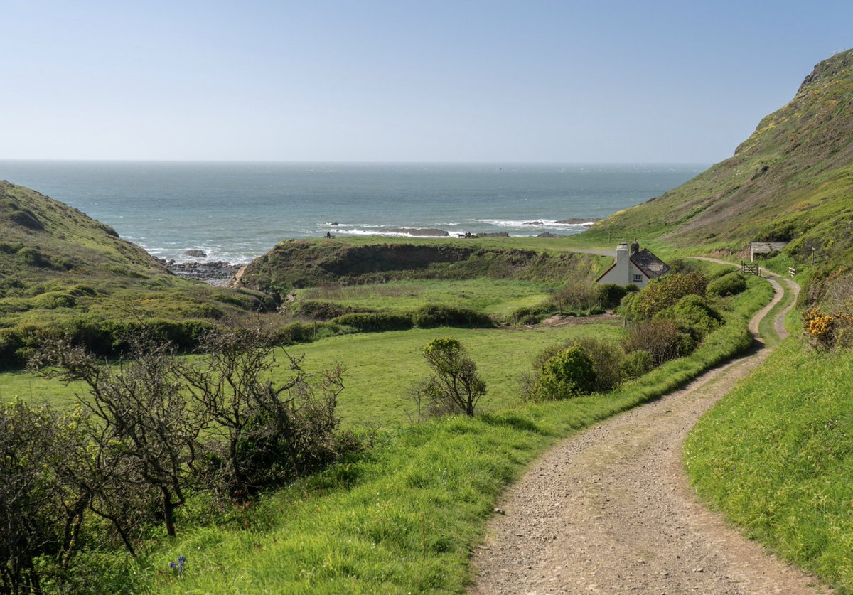 Looking for a getaway that’s off the beaten path? 🌿✨ Escape to the wild beauty of the Hartland Peninsula, where dramatic coastlines, peaceful countryside and unforgettable stays await 🔗 bit.ly/4jZoUga