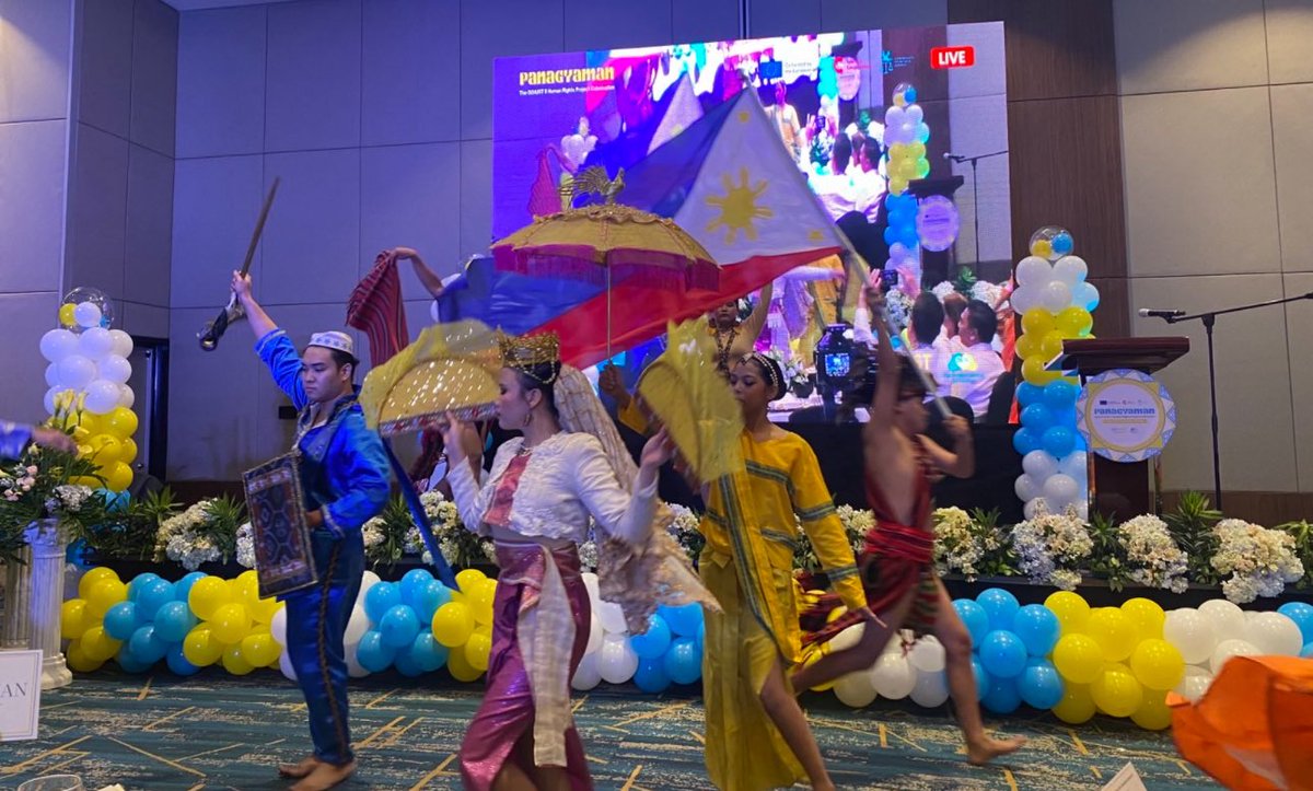 EUAmbPH's tweet photo. Proud partner of @chrgovph at the closing of the πͺπΊ #GOJUST II program. Very pleased to actively support the pursuit of human rights and gender equality, combined with the efficient and lasting delivery of justice across the communities in the π΅π https://t.co/5pBnkeP2sG