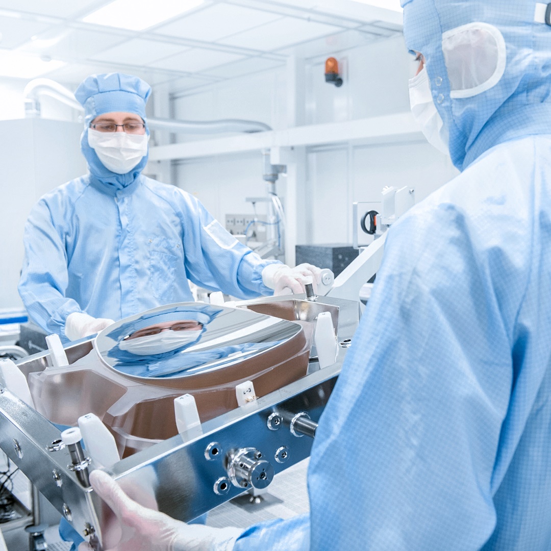 Happy International Day of Light! Did you know that #ZEISS optics for #EUVLithography systems from @asmlcompany make it possible to create chip structures with dimensions of less than 20 nanometers? The high-performance chips enable advancements in AI, autonomous driving and 5G.