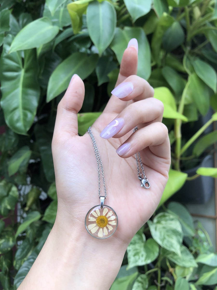 surreaulism's tweet photo. lucu banget ini tuh real pressed flower gitu alias bunga aseli ❀(*ᴗ͈ˬᴗ͈)ꕤ*.ﾟ https://t.co/VnPcpcPqDy