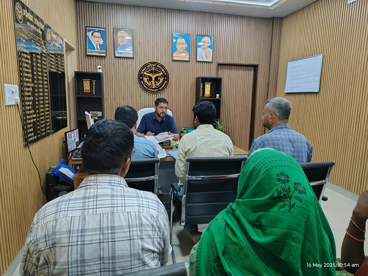 sdmAzamgarh's tweet photo. शासन एवं जिलाधिकारी महोदय के निर्देशानुसार आज कार्यालय में जन सुनवाई की गई। जनता की समस्याओं को त्वरित एवं गुणवत्तायुक्त निस्तारण करने हेतु सम्बंधित अधिकारियों एवं कर्मचारियो को गंभीरता पूर्वक निर्धारित समय में गुणवत्तायुक्त निस्तारण करने के लिए निर्देशित किया गया। https://t.co/JDKmq8u1sG