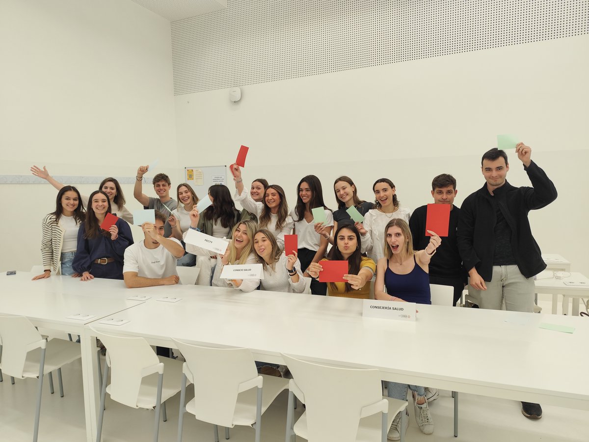 Muy satisfechas con la 1ª experiencia #pechakucka en <a href="/FarmaciaUSJ/">Farmacia_USJ</a> y en <a href="/_usj_/">Universidad San Jorge</a> 5 diapositivas. 5 minutos. Presentación de proyectos por equipos+ desarrollo de "habilidades blandas" #comunicación #trabajoenequipo #Creatividad. Colaboración personal docente y técnico. Muy nutritivo.