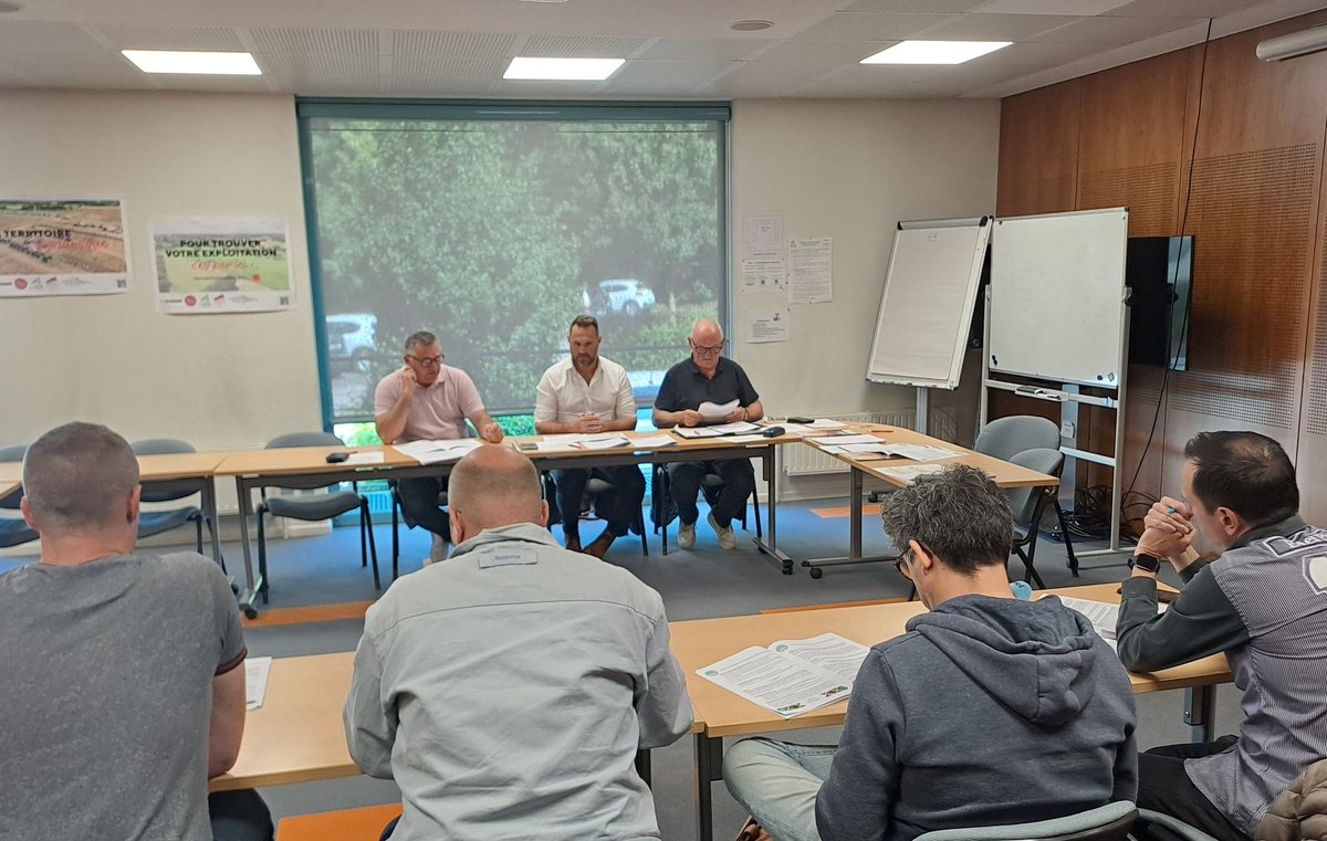 fdsea53's tweet image. [#Presse] Après avoir échangé avec les parlementaires @gchevrollier @yfavennec @guillaumegarot @E_Doineau @Bannier_G , la @fdsea53 évoque les projets de lois en cours avec les journalistes @OuestFrance @CDLM53 @icimayenne @Agri_53. #agriculture #simplification @FNSEA @FRSEA_PDL