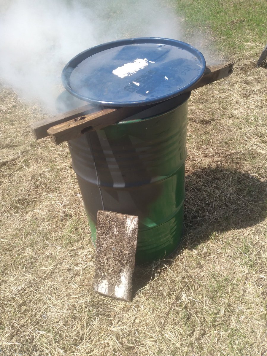 paulobuna's tweet image. I&apos;ve been doing BBQ for a while now, though I didn&apos;t have my own smoker so I finally did a thing about it.... 
First I got a barrel pale  Landhies (Jua Kali) brought it home and fired it up to get rid of the paint... #BBQSmoker #BBQDIY #DIYProject #NyamaYaGloves #JokerSmoker