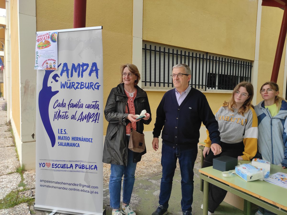 IES_Mateo's tweet photo. Entrega del dinero recaudado en el Bocadillo Solidario a favor del Centro de Acogida Padre Damián. 

Gracias a todos los que habéis hecho posible este momento.

#IESMateo_Hdez #solidaridad https://t.co/6sTKTCh6zj