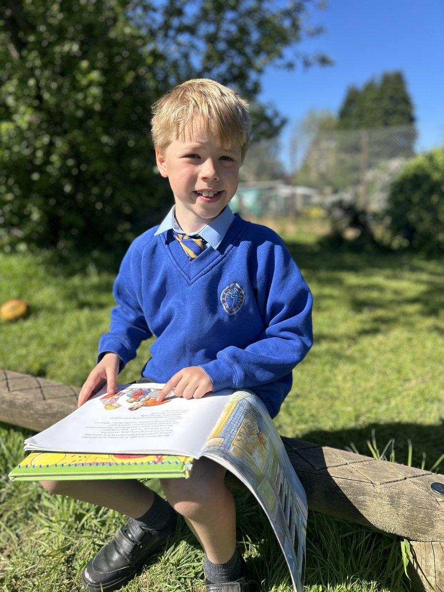 MrsGibbonOLA's tweet photo. Primary 3 took our DEAR time outside, making the most of the sunshine! 📚😎@MrsNisbetOLA @OLAPrimaryGlas https://t.co/8PcMN8wH1o