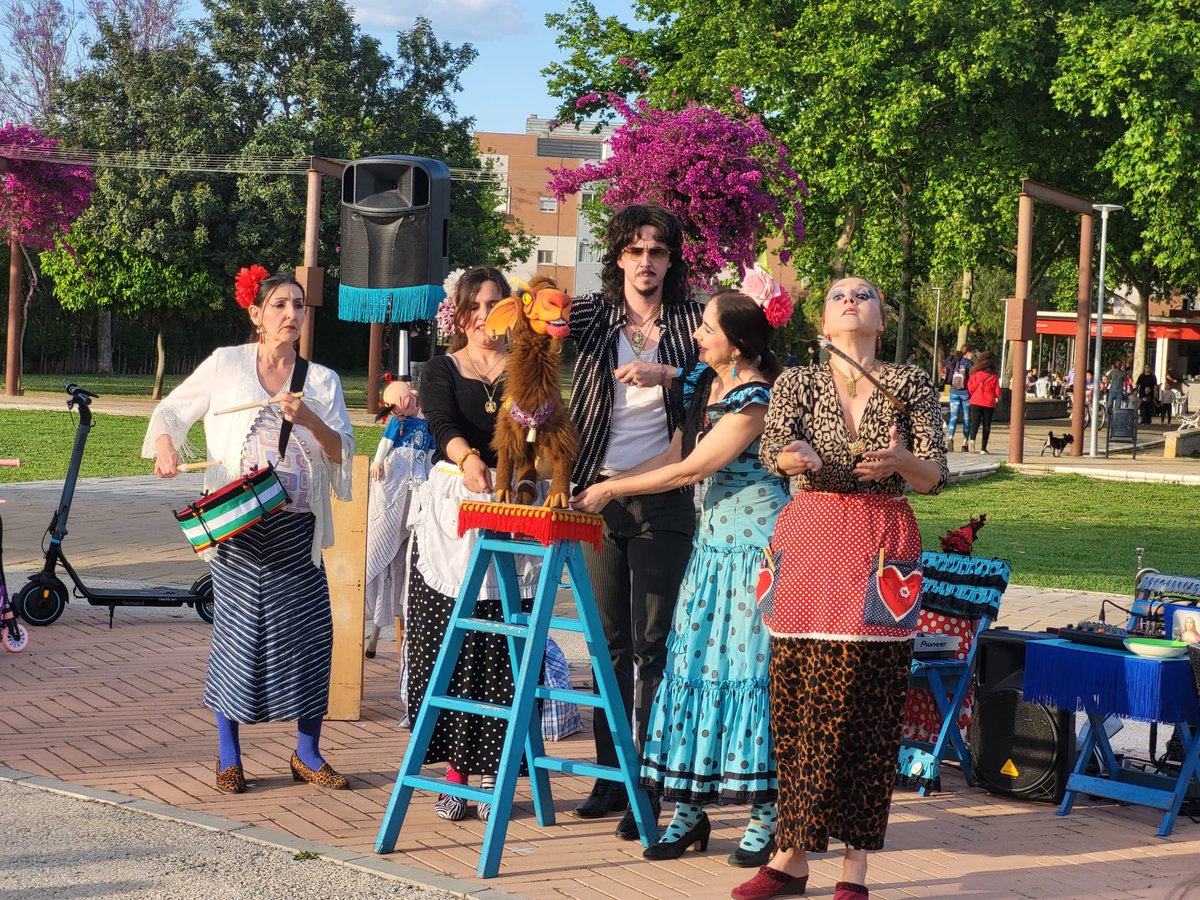 RaquelVegaC's tweet photo. Estamos de #ESPRIM. Primavera, letras y artes escénicas en el parque #DehesaBoyal de #LaRinconada. Animación, presentaciones literarias, espectáculos al aire libre y la Feria del Libro que abraza el Sendero de la Creación con un paseo por la trayectoria de referentes en español. https://t.co/HQWcu10RbB