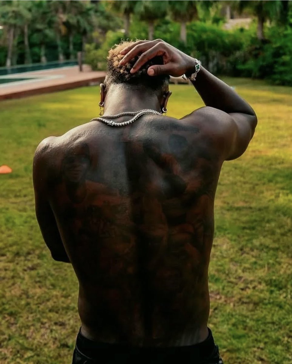 Es de coña cómo le ha quedado el tatuaje de la espalda a Vinicius