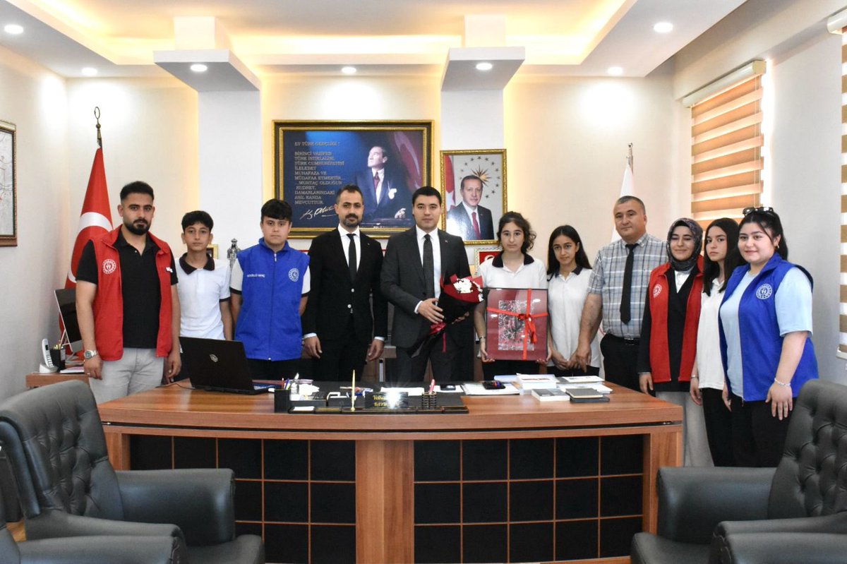 Gençlik Haftası etkinlikleri kapsamında,Toprakkale Kaymakamımız Sayın Volkan ÖZER’i gençlik çalışanlarımız ve okul temsilcisi gençlerimizle birlikte ziyaret ettik.
Gençlerimizin fikirlerine değer veren, her daim destek olan Sayın Kaymakamımıza nazik kabülleri için teşekkür ederiz