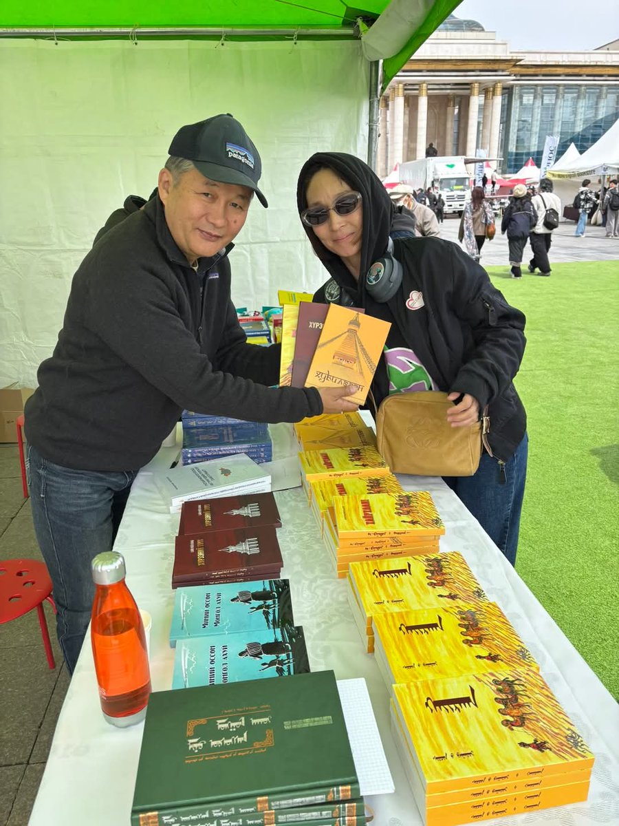 EnsyGund's tweet photo. Энэ жил сонин сайхан хүн ихтэй, @shbaatar  ах ирсэн асар дээрээ суухтай нь таарлаа. Цаашлаад хүсэн хүлээсэн номын баяр болж байхад яаж зүгээр байх вэ гээд патиардах ч завгүй баахан сувд шүүрлээ,  буухаас өмнө дахиад нэг эргэнэ дээ. 😁 #UBBookFair #НомынБаяр https://t.co/SAW8dcRlnw