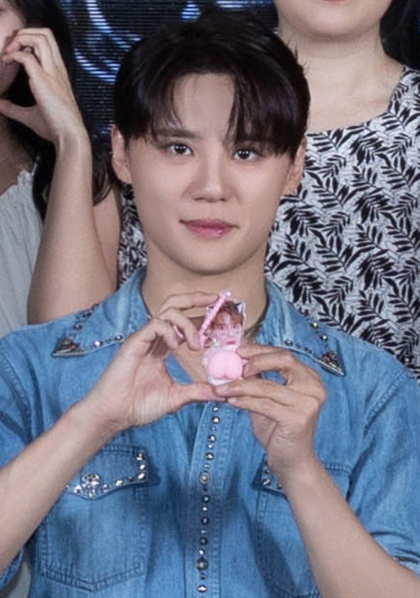 어?복숭아 엉덩이 그 자체인 준수 엉덩이를 들고 사진 찍는 김준수라니 ㅋㅋㅋㅋ