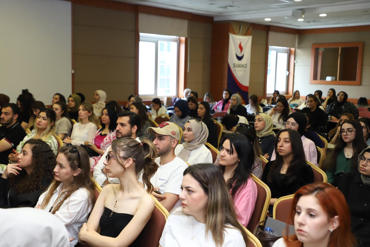 Yaşam Rehberim Kulübümüz tarafından düzenlenen “Sağlık Meslek Mensuplarının Serbest Meslek İcrası Hakkında Yönetmeliği Konuşuyoruz!” konulu etkinlikte; Türkiye Diyetisyenler Derneği Yönetim Kuru Başkanı Prof. Dr. Hülya Gömen Özel ve Gaziantep İl Sağlık Müdürlüğü Sağlık Hizmetleri