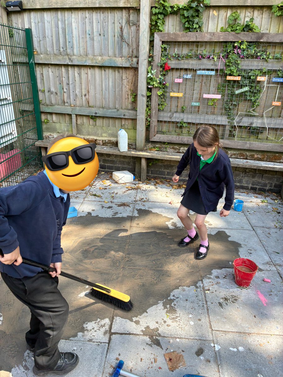 Our Thursday #PlayNurture school group enjoyed making potions, orbie water slides and ‘oobleck pie at the #PlaySanctuary with plenty of creativity going on!

They also discovered that wet sand on the patio area makes a slippy ice rink ⛸️ 

#PlayWorkWorks #PlayMatters