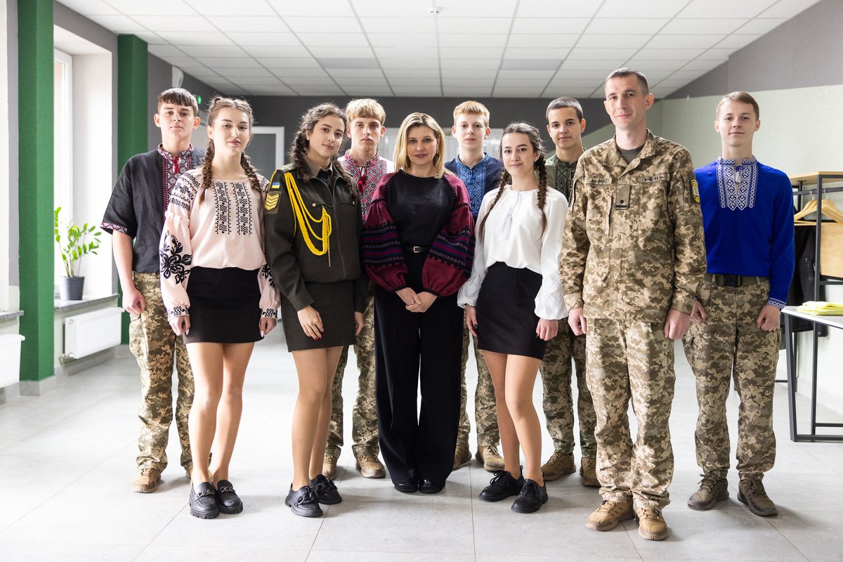 ZelenskaUA's tweet image. Волинський ліцей імені Героїв Небесної Сотні — другий дім для понад тисячі учнів із 20 регіонів України, зокрема дітей загиблих захисників. Тут навчаються й живуть, а отже, якісне харчування критично важливе. Завдяки держсубвенції ліцей уже рік має оновлену кухню й забезпечує…