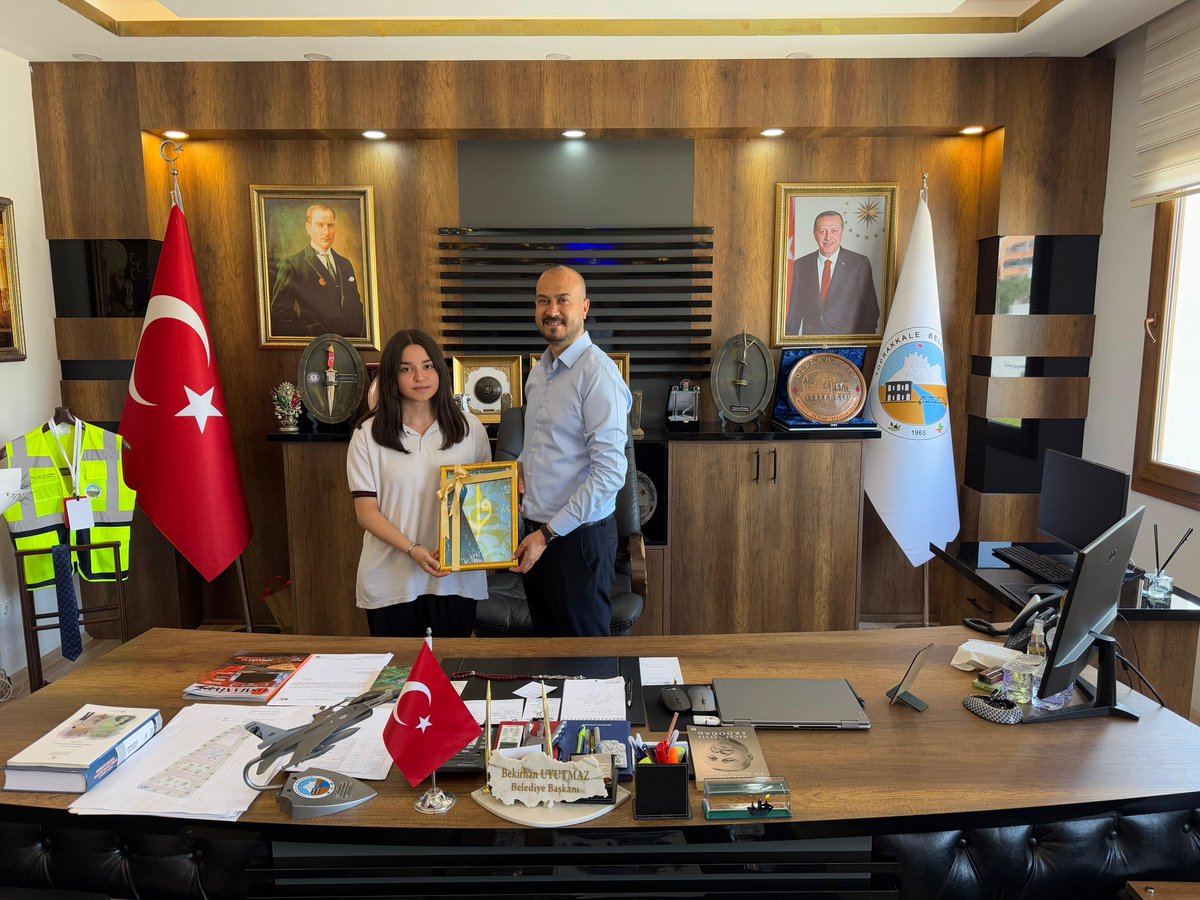 Gençlik Haftası etkinlikleri kapsamında, Toprakkale Gençlik ve Spor İlçe Müdürlüğü olarak, gençlik çalışanlarımız ve okul temsilcisi gençlerimizle birlikte Toprakkale Belediye Başkanımız Sayın Bekirhan Uyutmaz’ı ziyaret ettik. 
Başkanımıza nazik kabülleri için teşekkür ederiz.