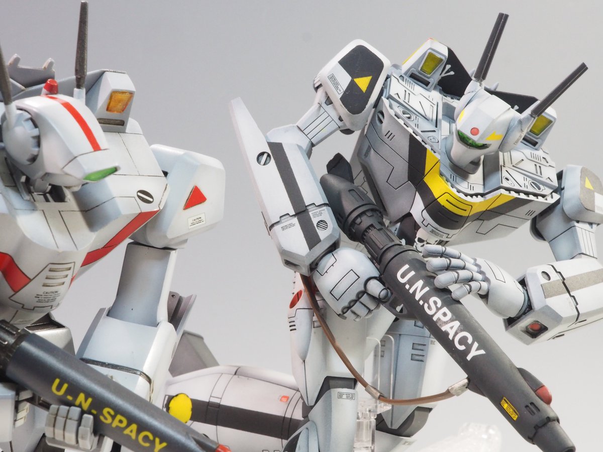 feggxplus's tweet photo. #マクロスモデラーズ  
#マクロス 
今回のプラマックスがバリバリ旧キットっぽいデザインなので、以前に作った旧キットのイマイVF-1J・同じく旧キットのバンダイVF-1Sと並べて遊んでおります。動画も制作したんでよかったらご覧あれ～。
https://t.co/hmrwtXqu8C https://t.co/JkUA1dRQtQ