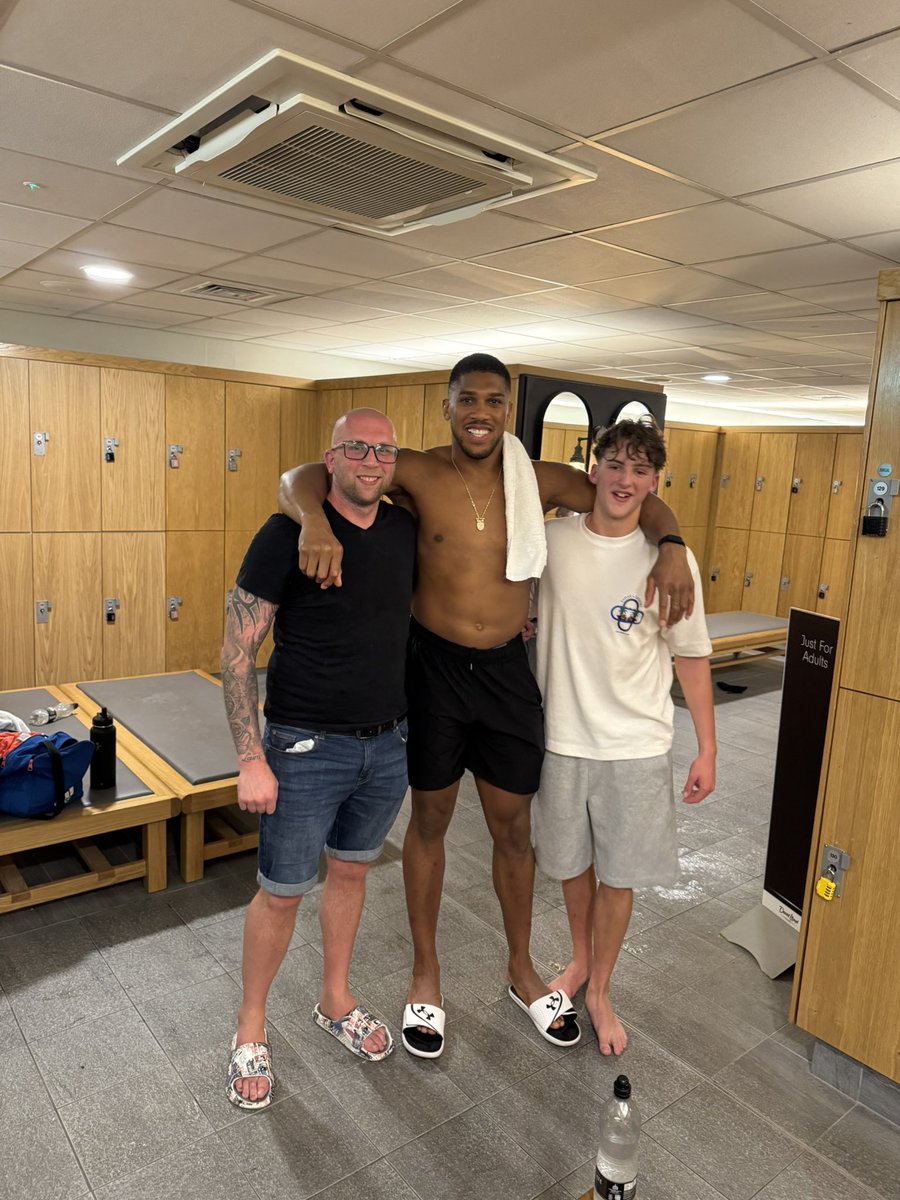 Pleasure to have met <a href="/anthonyjoshua/">Anthony Joshua</a> yesterday. Absolute gent. 

Just shows that because you’ve seen someone on TV or perform in an arena that’s not who they are. 

How they treat other people in the real world is them. 10/10 AJ 👍🏻