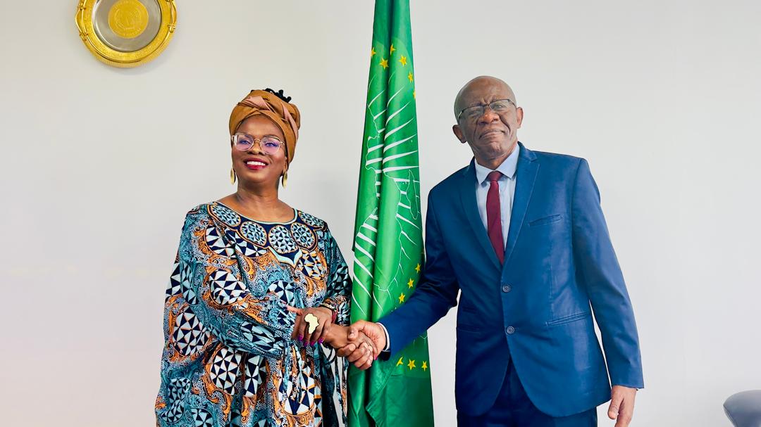 au_ied's tweet photo. 🤝 Commissioner H.E. @LDMataboge met with H.E. YOUSSOUF Mondoha Assoumani, 🇰🇲 Amb. to 🇪🇹 & @_AfricanUnion.
Amb. Assoumani congratulated her on her appointment & pledged Comoros' support during her tenure.
They reaffirmed collaboration on energy, incl. through #GRMF. https://t.co/zPjinETIdz
