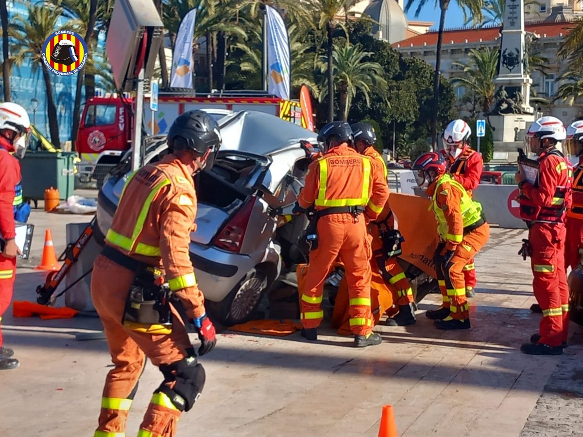 BombersValencia's tweet photo. Els equips de @BombersValencia segueixen al #ENRAT a Cartagena participant a este campionat nacional de rescats en accident i trauma.
📸Imatges de l’equip “Consorci 2 “ rescatant un motorista i un copilot de turisme.
👏🏼Maniobres molt avançades. https://t.co/NU3pyv4501