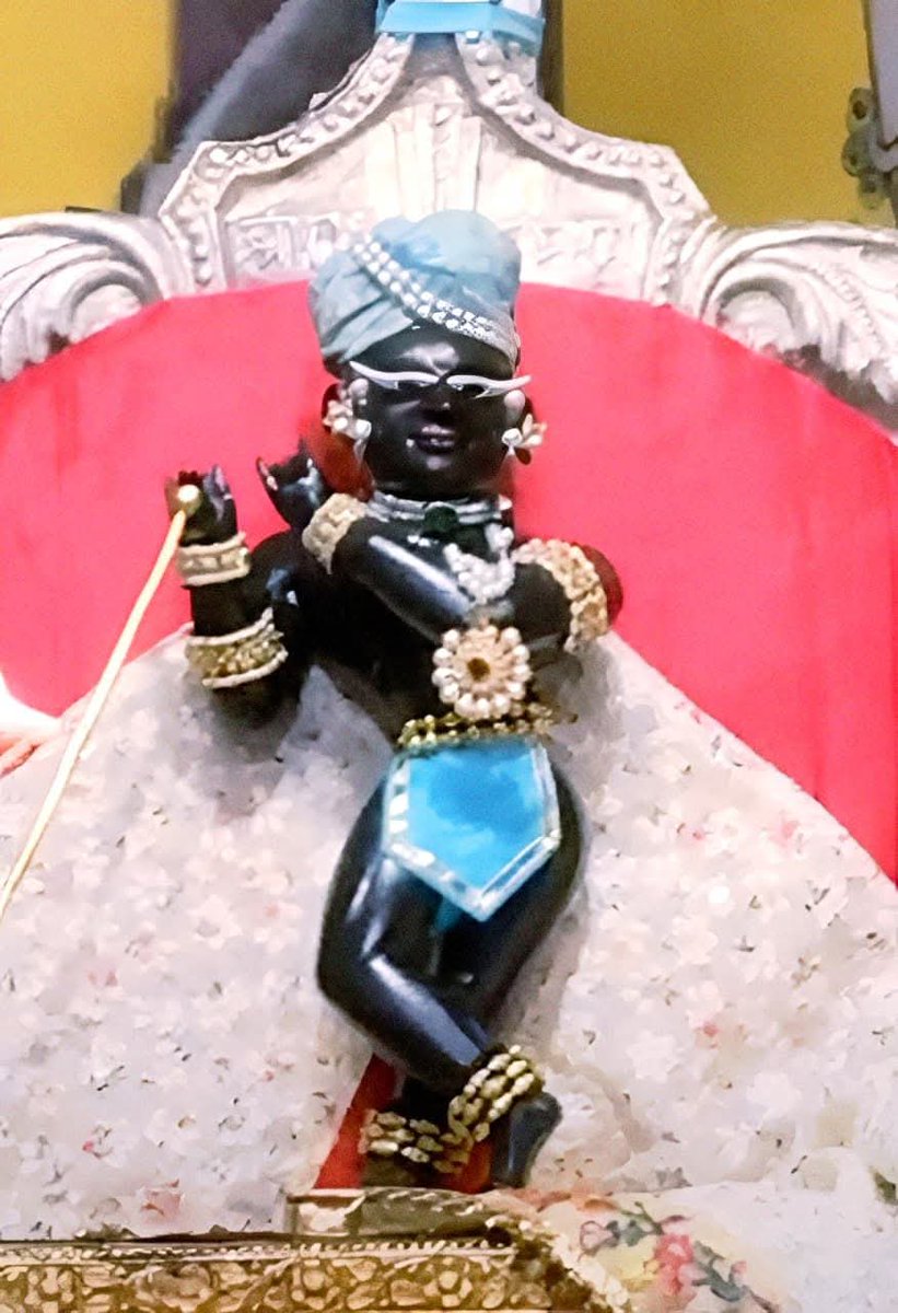 Sriradharaman's tweet photo. 🐚  प्राणधन श्री राधारमण लाल मंडल🐚
         
🌹 श्री राधारमण लाल  🌹
   🌿 श्री गोपाल भटट् जी सेवायत 🌿
📷दिव्य *मंगला * आरती दर्शन📷
     🙏🏼 श्री राधारमणाय समर्पणम्🙏🏼 https://t.co/jrVbP78KgU