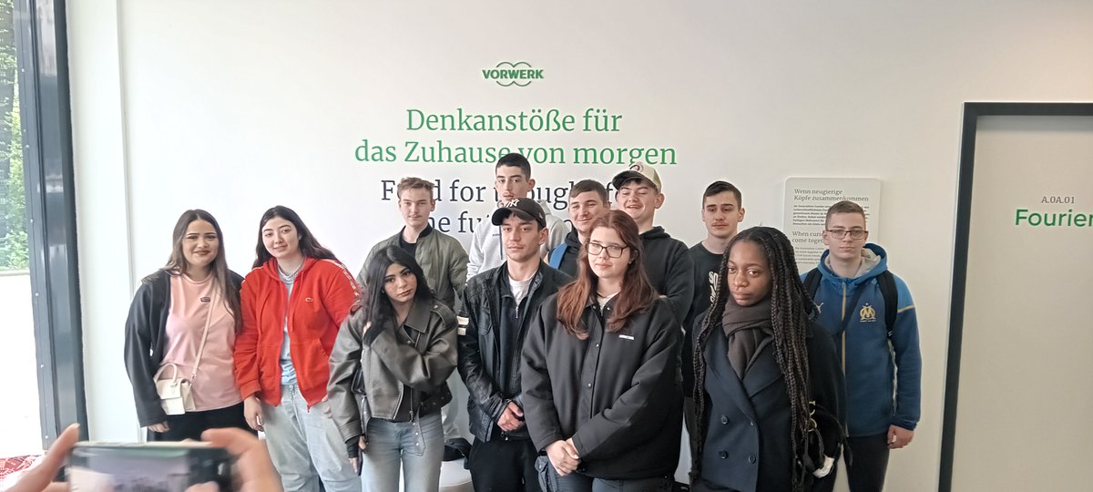 afpma01's tweet image. 🚀 Cap sur l'Allemagne pour nos Bac Pro !
cinq apprentis de 2e année Bac Pro ont décollé direction Wuppertal, en Rhénanie-du-Nord-Westphalie 🇩🇪 pour 3 semaines de mobilité en entreprise industrielle.
🌍  #Apprentissage #FormationIndustrielle #BacPro #ExpériencePro #AFPMA
