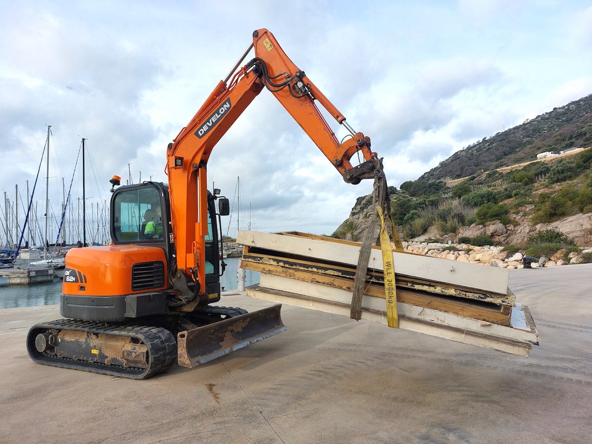 CBN_ME's tweet image. The @DEVELON_Europe  DX62R mini-excavator played a key role in constructing a temporary beachfront restaurant in Port Ginesta (Castelldefels, Barcelona), a project requiring compact power and environmental sensitivity.
cbnme.com/machinery/buil…
#Develon #ConstructionMachinery