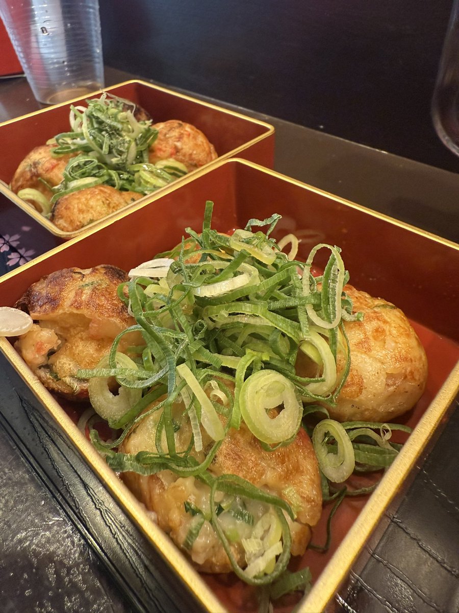 onikuchan0927's tweet photo. 関テレ行く前に土肥ポン太さんが
オープンしたたこ焼き屋さんさんに！

さすが八百屋さんをされてる土肥さん！
九条ネギがシャキシャキ激ウマで美味い！

関テレのスタッフさん楽屋ケータリングにもピッタリ♪

グルメ激戦区天満に新たにサクッと食べれる激ウマ店の誕生や！
https://t.co/EuEdQ34U8C https://t.co/LSO97kY6Gm