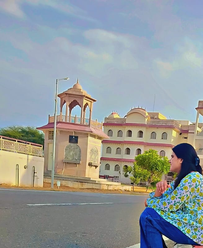 सफर लंबा होगा,
तुम सुंदर से पहले समझदार चुनना....☺️