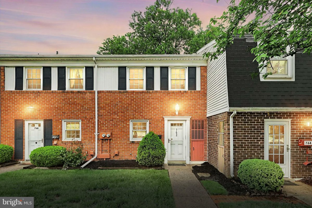 GinterGroup's tweet image. 762 Hardwick Place, York, PA, 17404
2 bed | 1 bath 1024 Sq. Ft.
Active | 135000
bit.ly/3GS9MTb
Welcome home to this beautiful 2-bedroom, 1-bath condo located in a friendly, well-maintained community! This move-in-ready unit features a spacious living area, kitchen,...