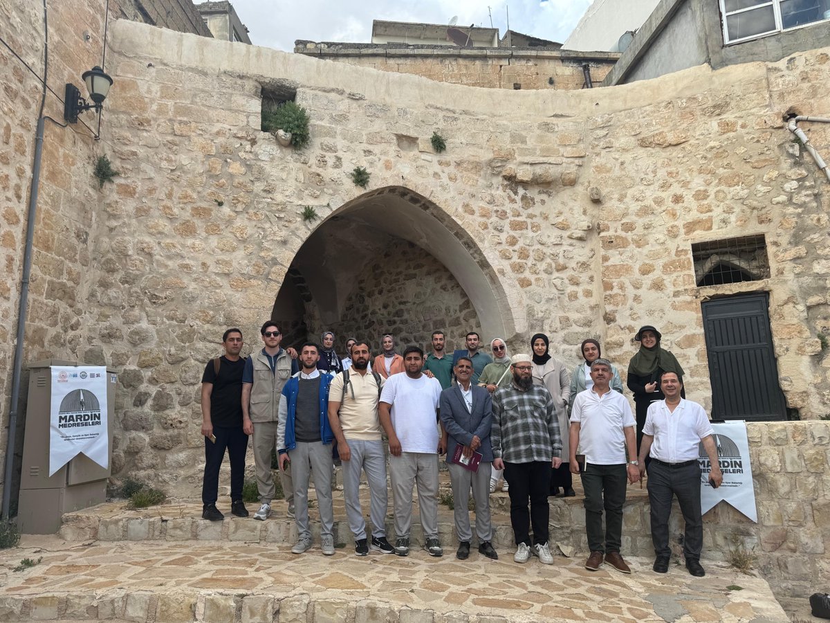 Arap Dili ve Edebiyatı Öğrenci Topluluğu'nun "Gençlerle; Bilim, Teknoloji, Kültür-Sanat ve Hikmetin Beşiği: Mardin Medreseleri" etkinliği kapsamında, bölüm başkanımız Prof. Dr. Ahmet Gemi ve öğretim üyelerinin katılımıyla Mardin medreselerini yerinde inceledik.
<a href="/ibrahimozcosar/">ibrahim özcoşar</a>