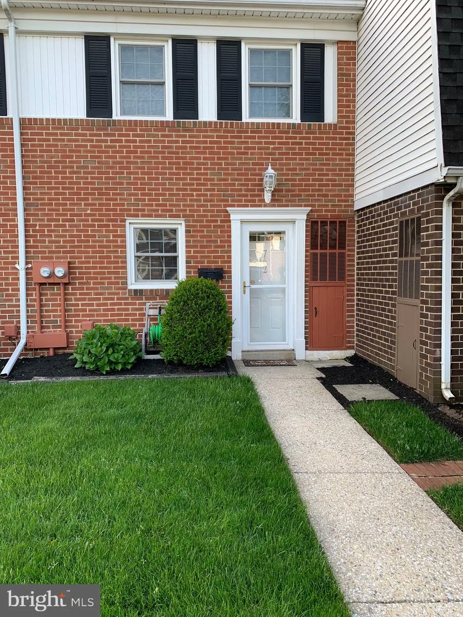 GinterGroup's tweet image. 762 Hardwick Place, York, PA, 17404
2 bed | 1 bath 1024 Sq. Ft.
Active | 135000
bit.ly/3GS9MTb
Welcome home to this beautiful 2-bedroom, 1-bath condo located in a friendly, well-maintained community! This move-in-ready unit features a spacious living area, kitchen,...
